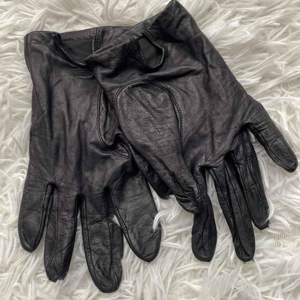 Black vintage short driving gloves